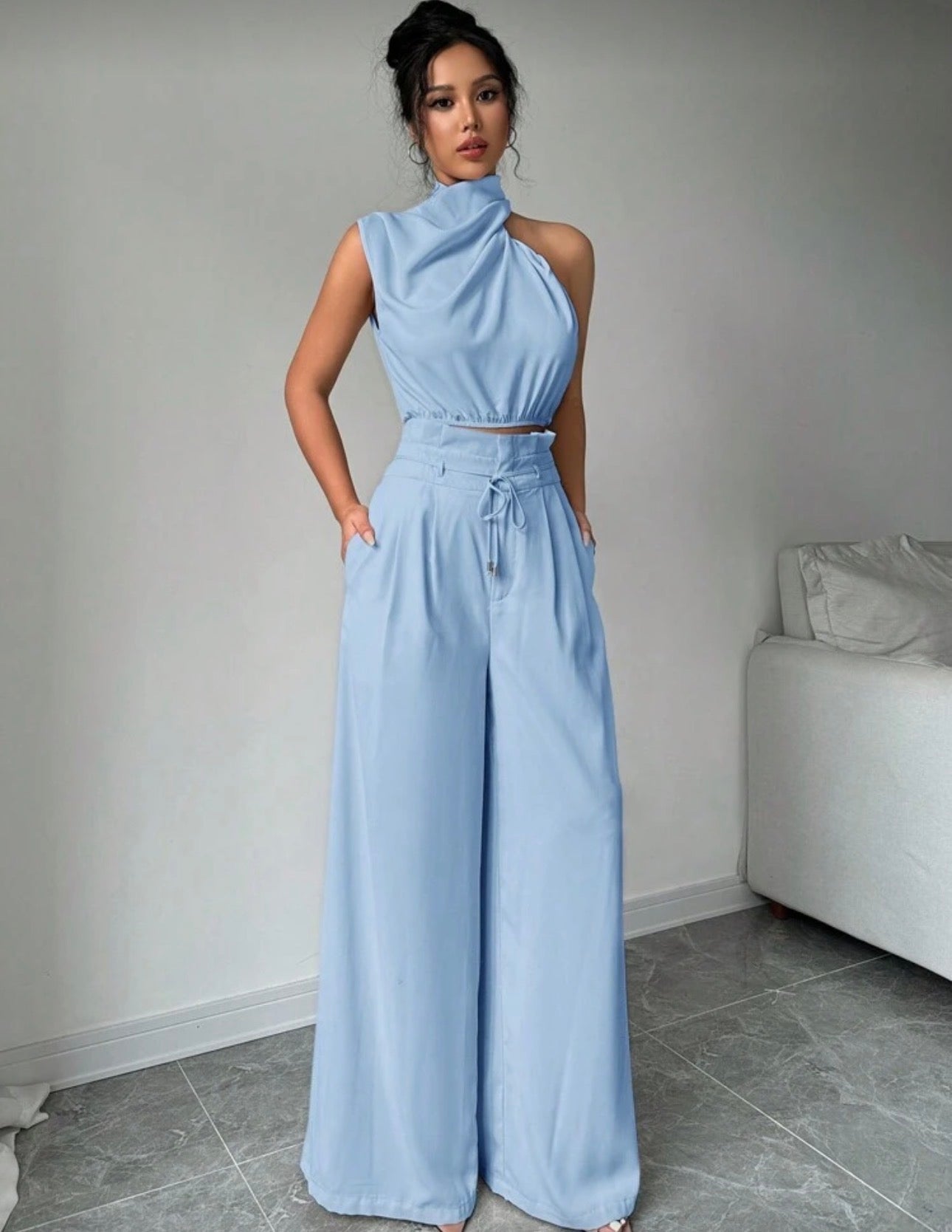 Conjunto azul claro de dos piezas de cuello alto y pantalón