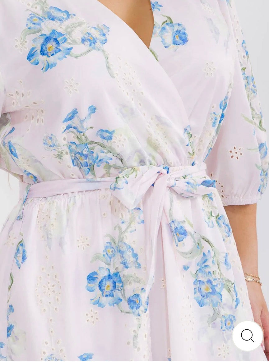 Vestido pink floral maxi plus size con mangas 3/4, escote cruzado, lazo ajustable y estampado floral con detalle eyelet.