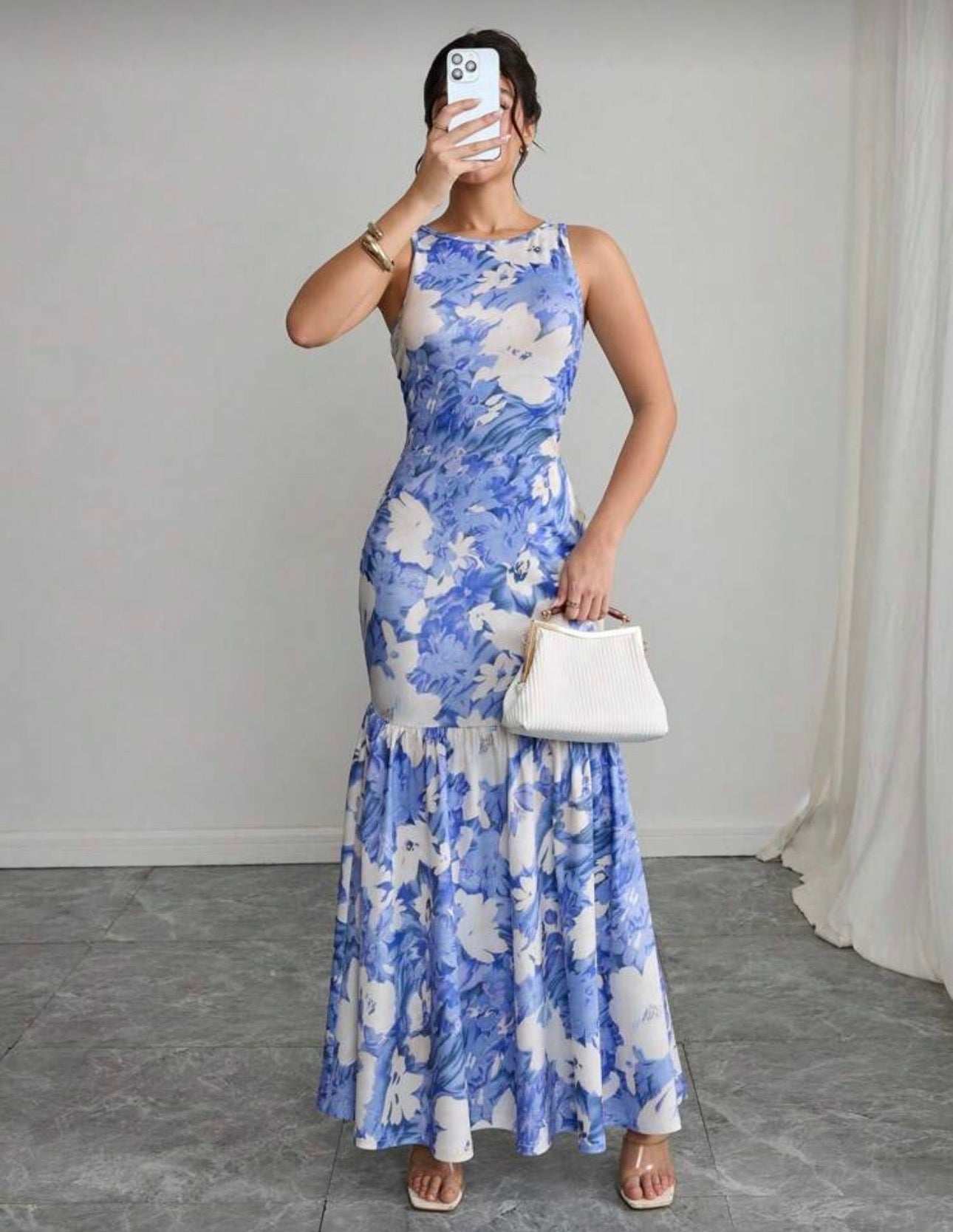 Vestido azul y blanco floral ajustado con volantes