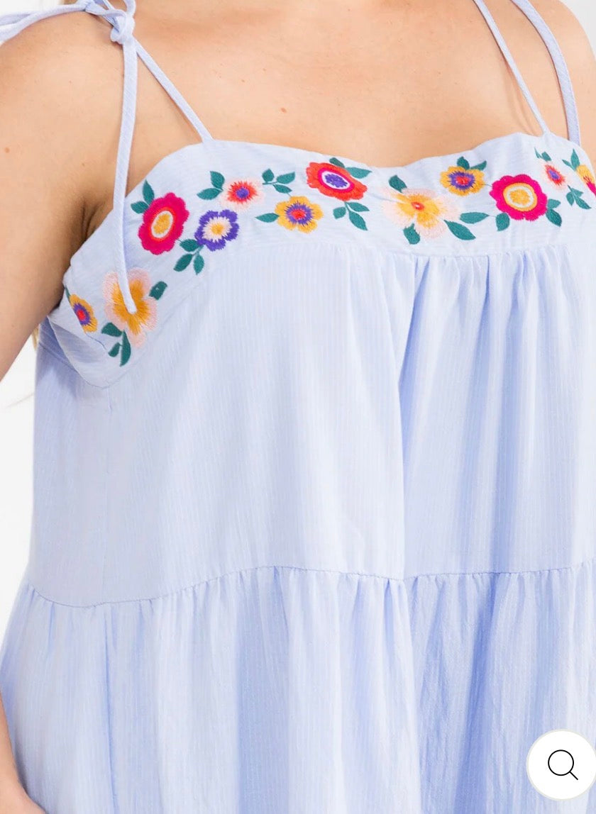 Vestido azul claro plus size sin mangas con rayas y bordado floral.