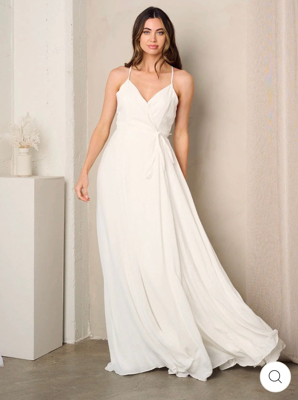 Vestido blanco elegante de tirantes