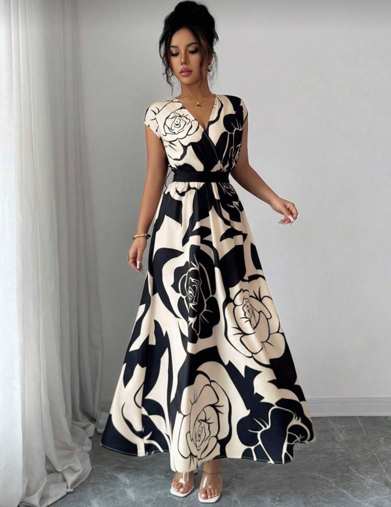 Vestido elegante beige con estampado floral negro