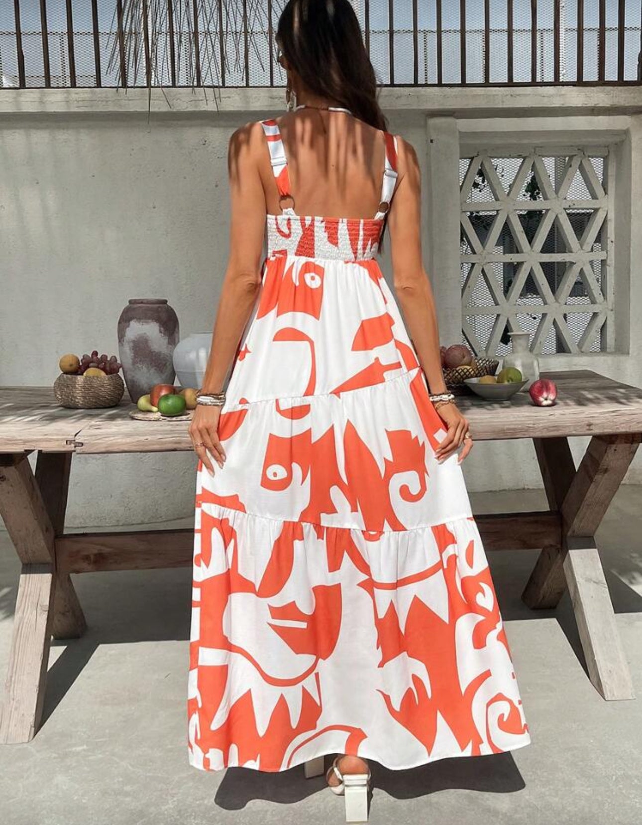 Vestido largo blanco con estampado anaranjado