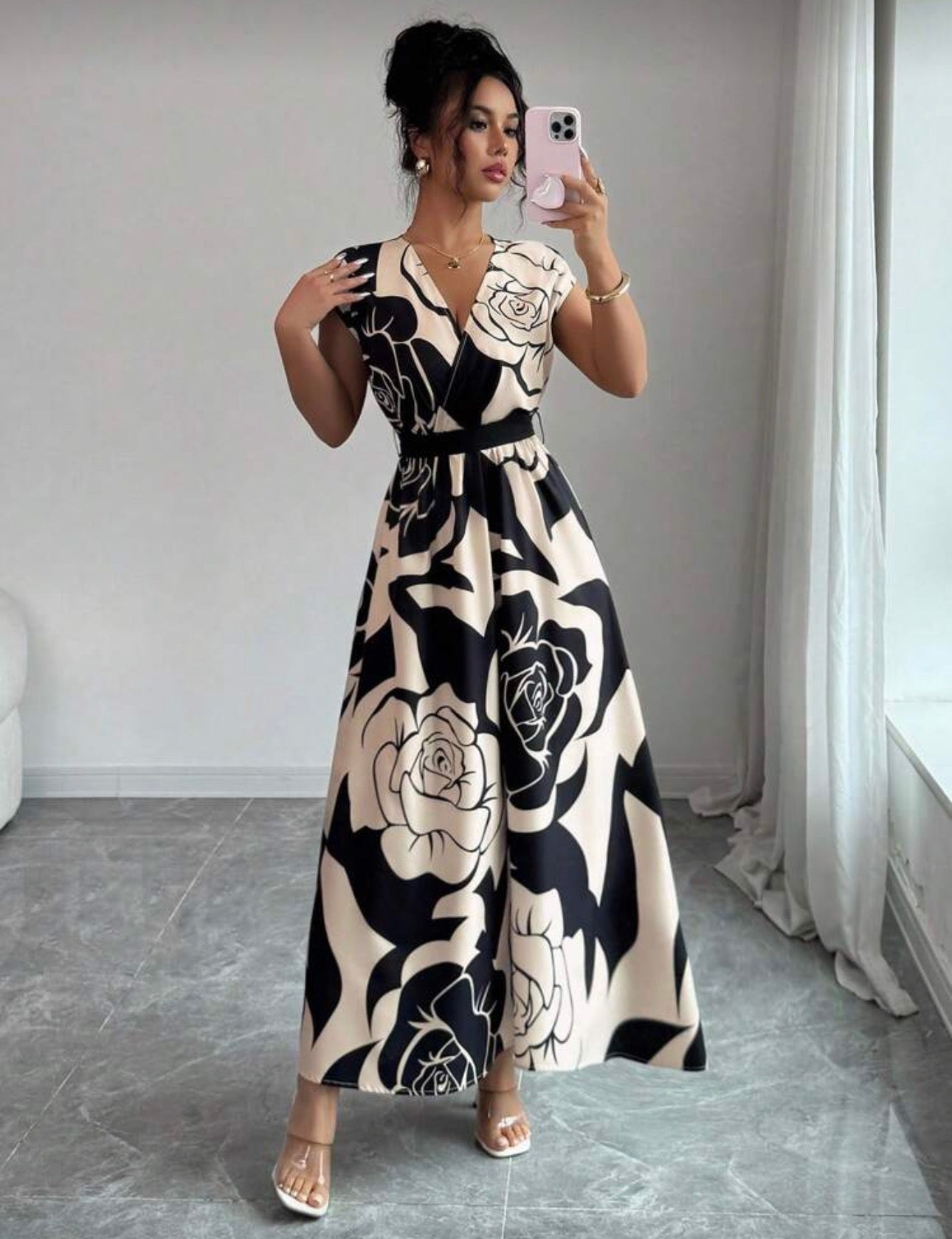Vestido elegante beige con estampado floral negro