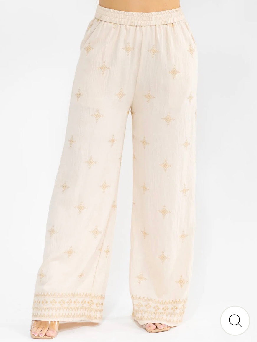 Conjunto beige plus size de 2 piezas con bordado: blusa de manga corta y pantalón con cintura elástica.