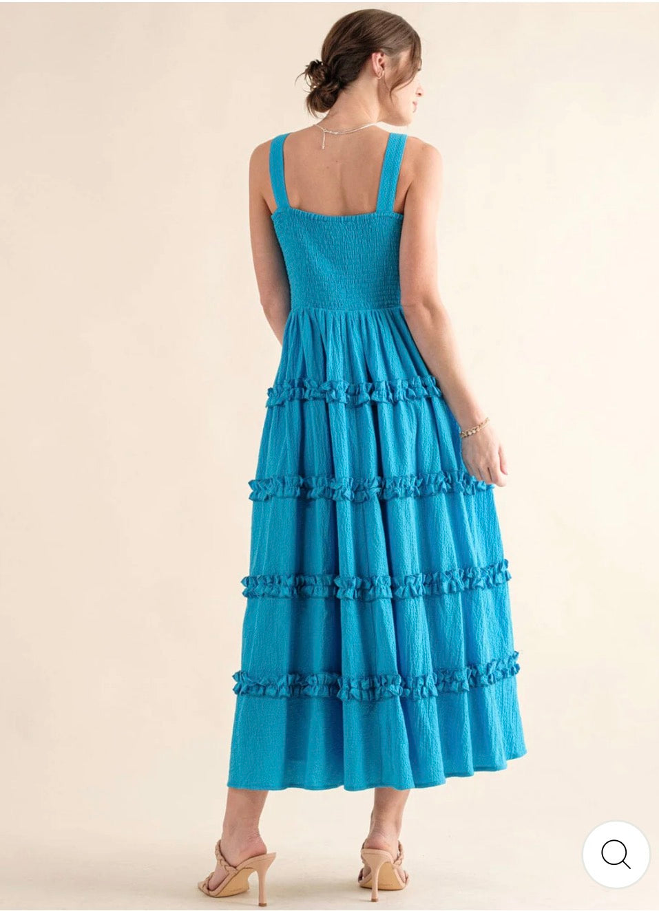 Vestido azul celeste maxi sin mangas con escote cuadrado, cintura smock y falda en capas con volantes
