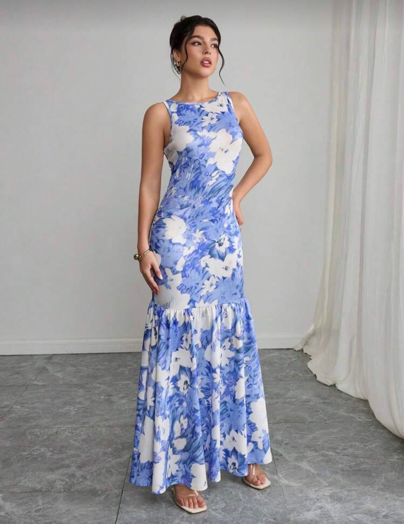 Vestido azul y blanco floral ajustado con volantes