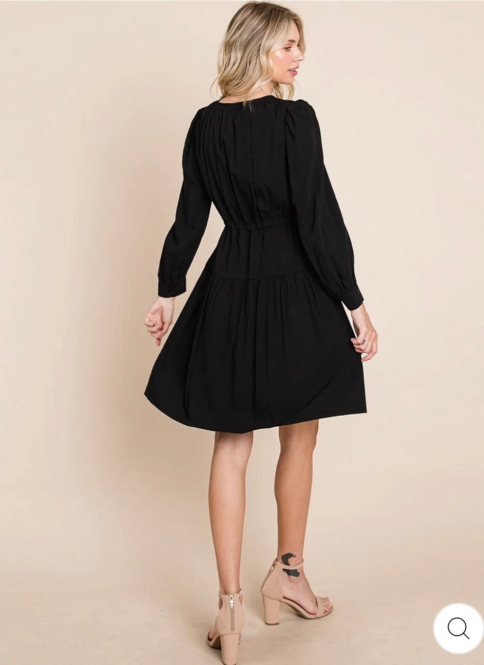 Vestido negro corto manga larga cuello V