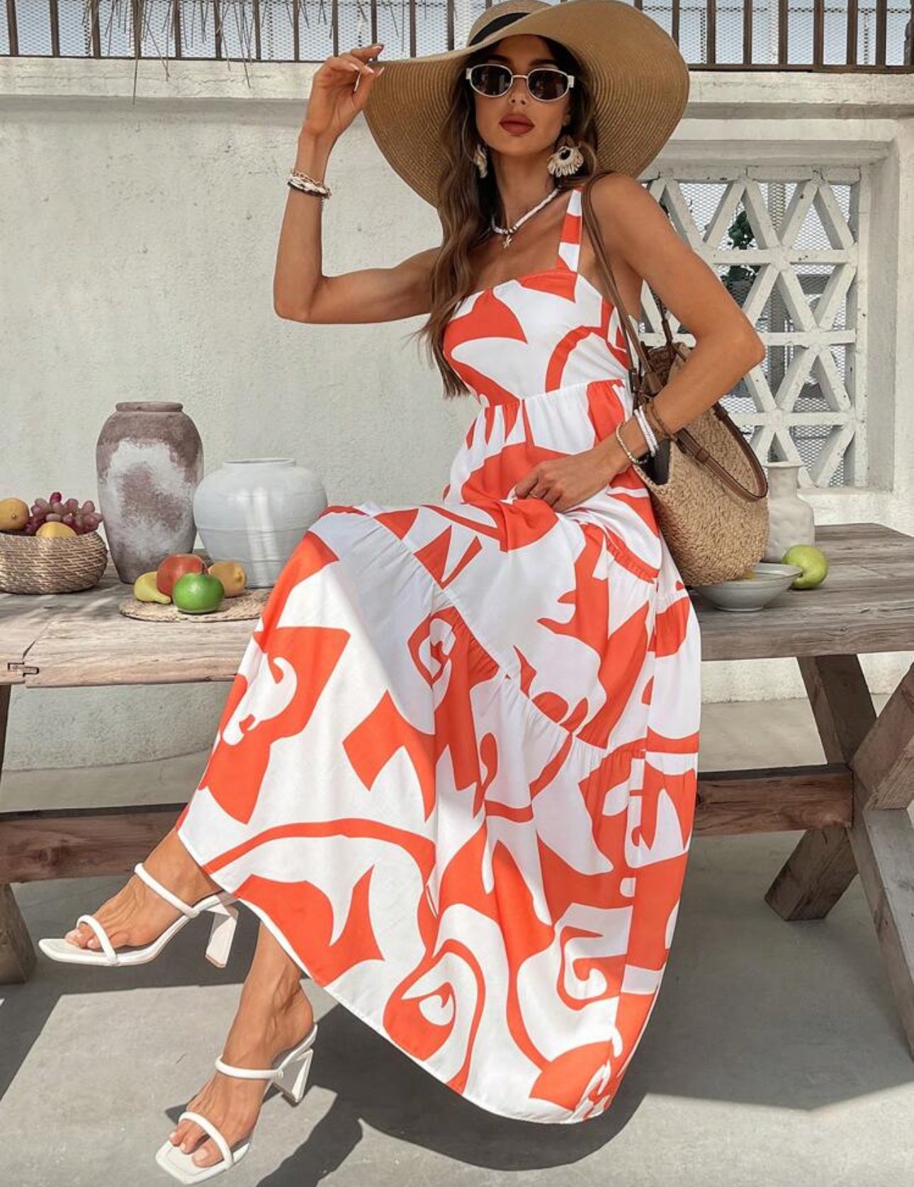 Vestido largo blanco con estampado anaranjado