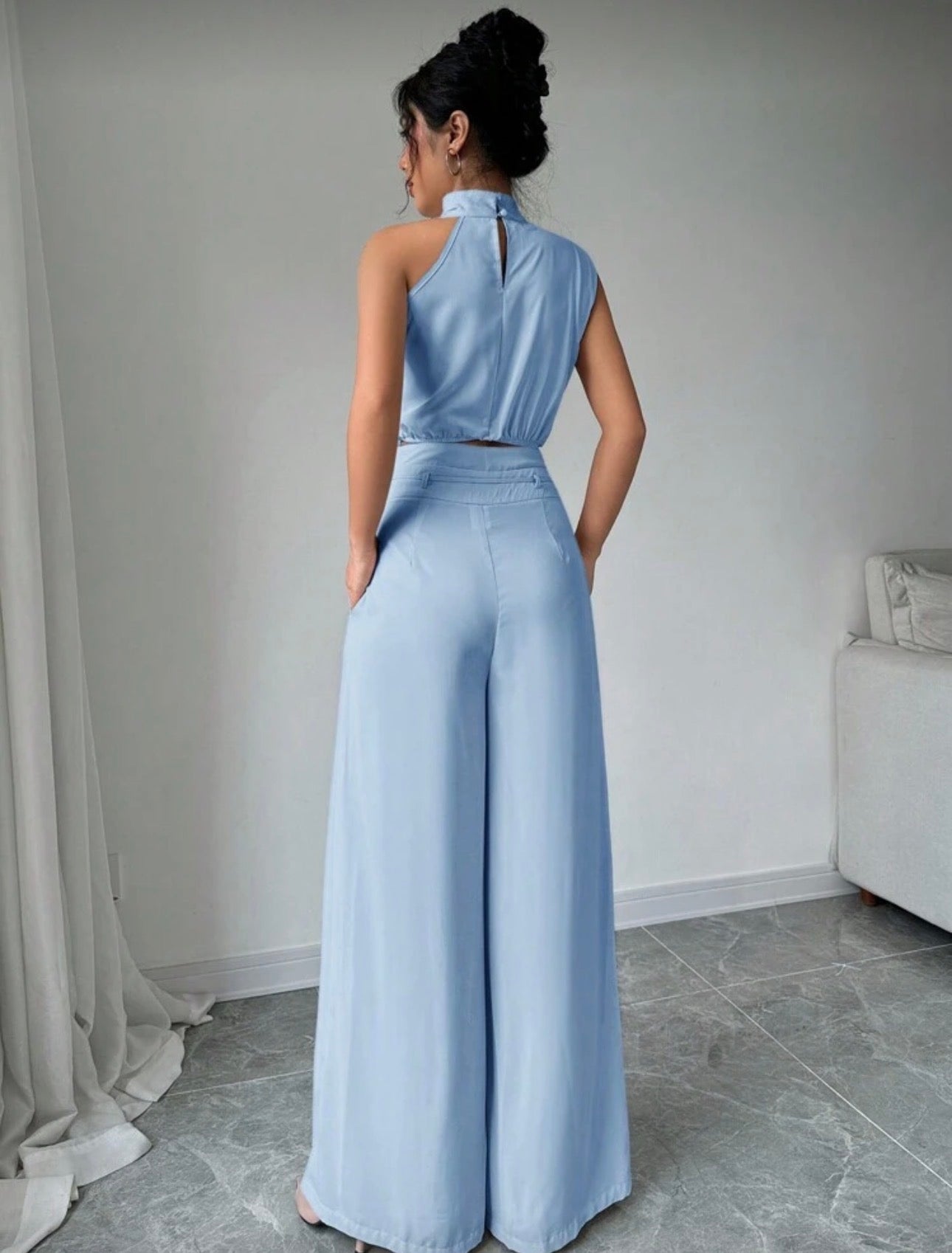 Conjunto azul claro de dos piezas de cuello alto y pantalón