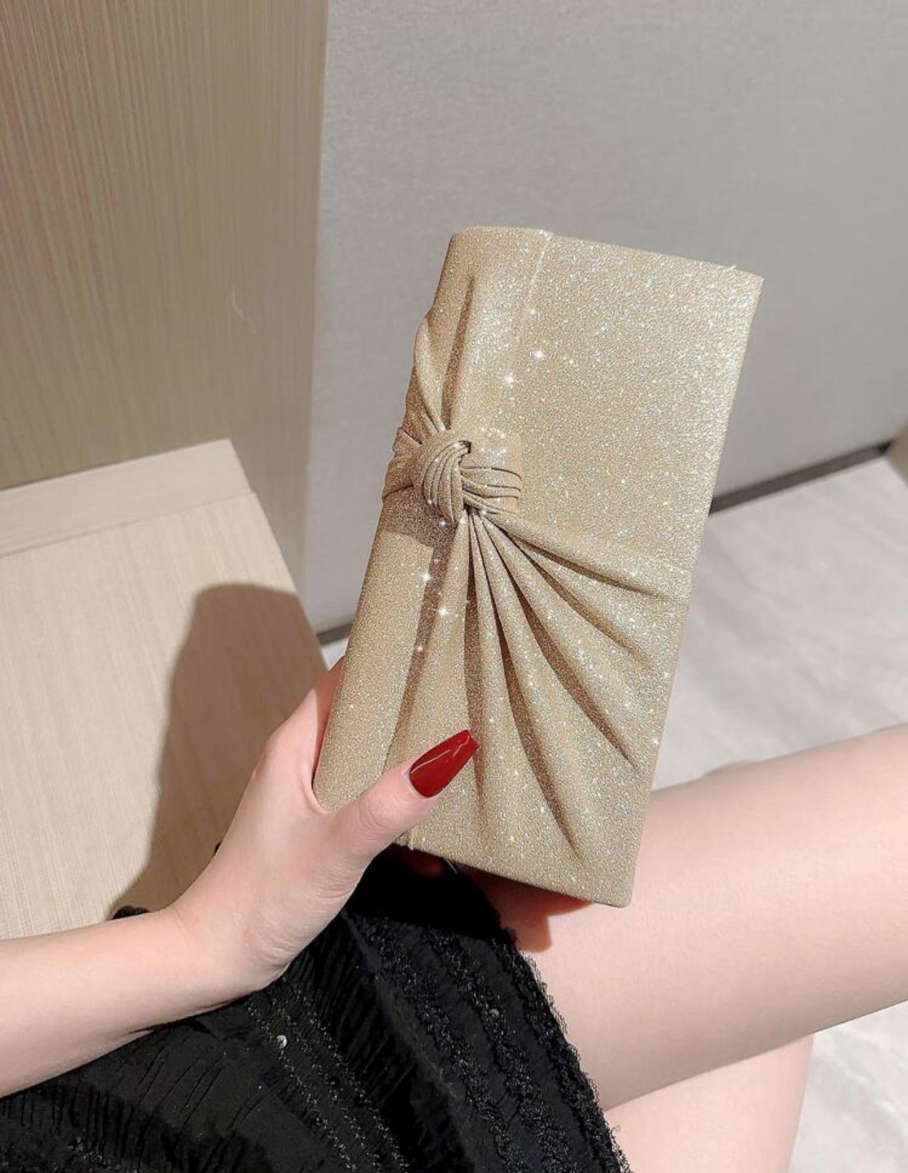 Cartera para fiesta con lazo brillante