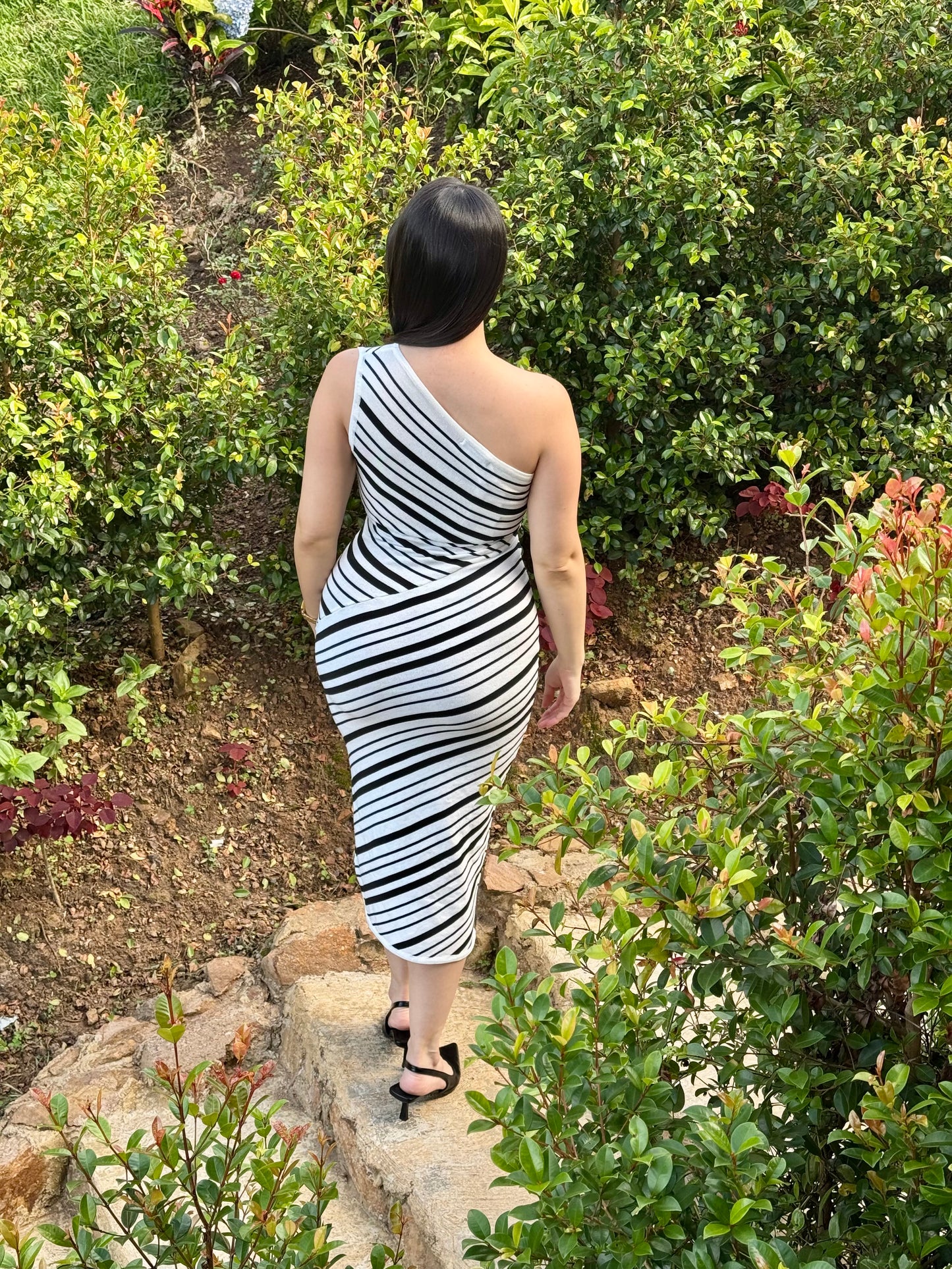 Vestido elegante blanco y negro un solo hombro