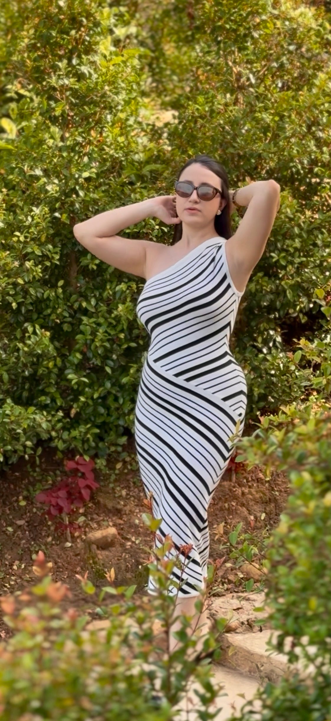 Vestido elegante blanco y negro un solo hombro