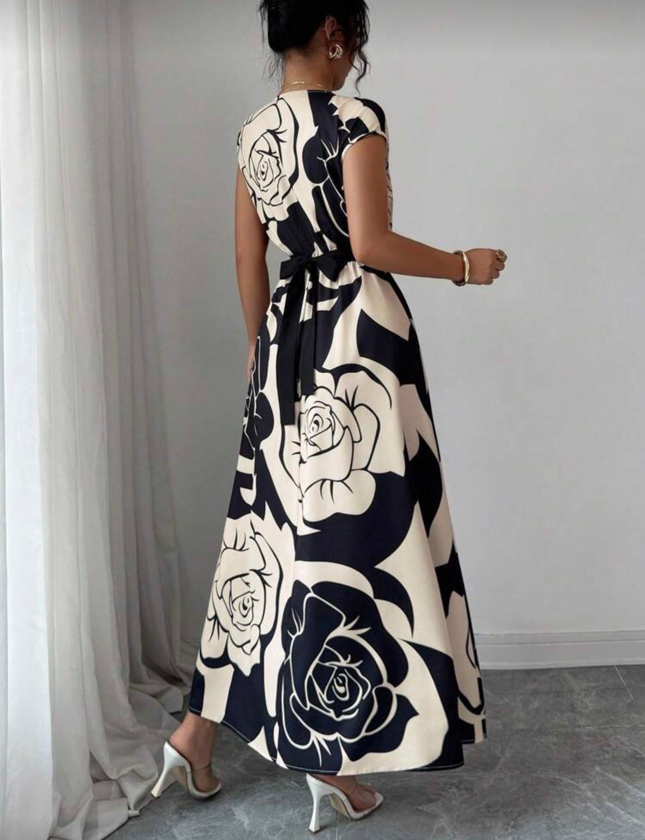 Vestido elegante beige con estampado floral negro