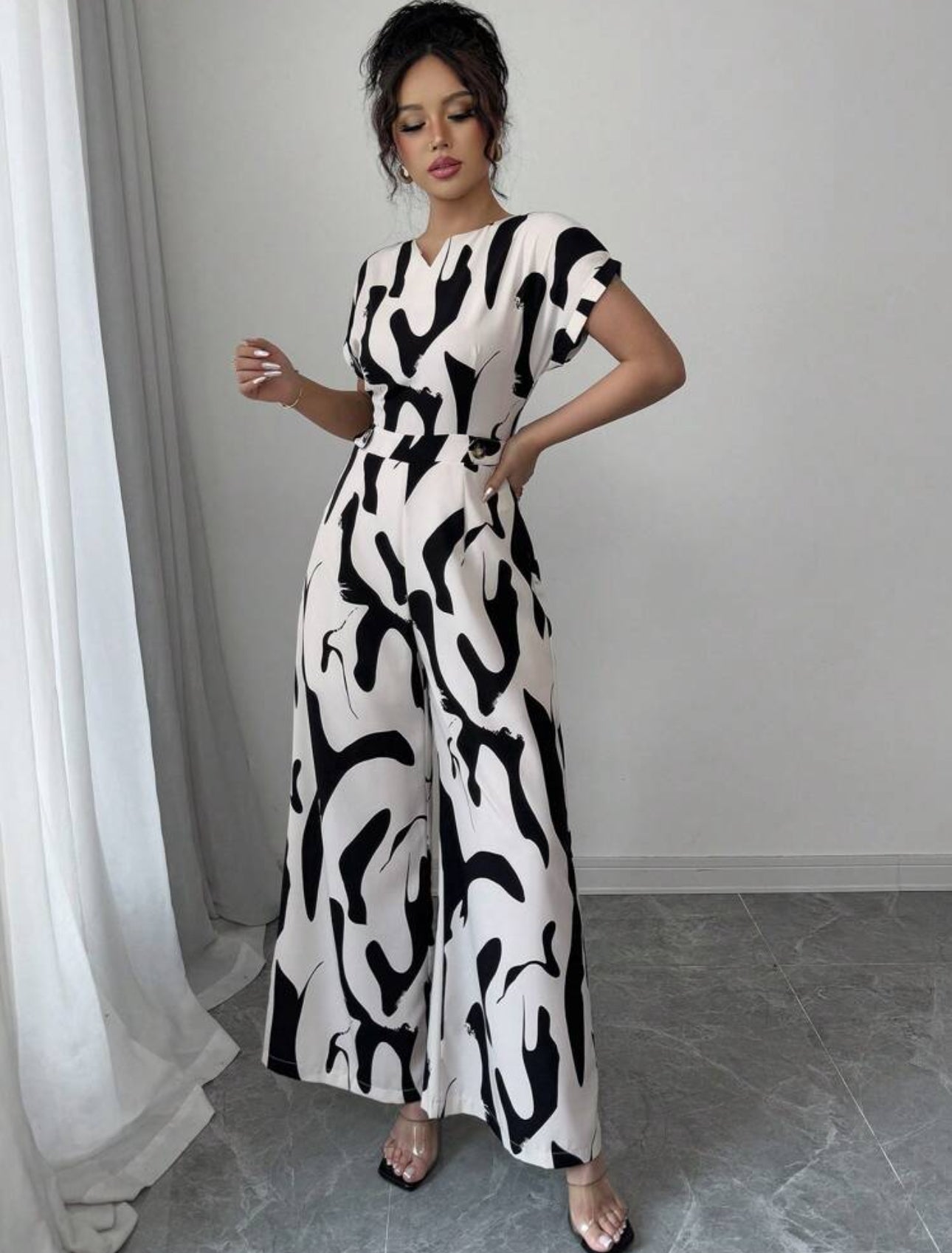 Jumpsuit beige con líneas negras