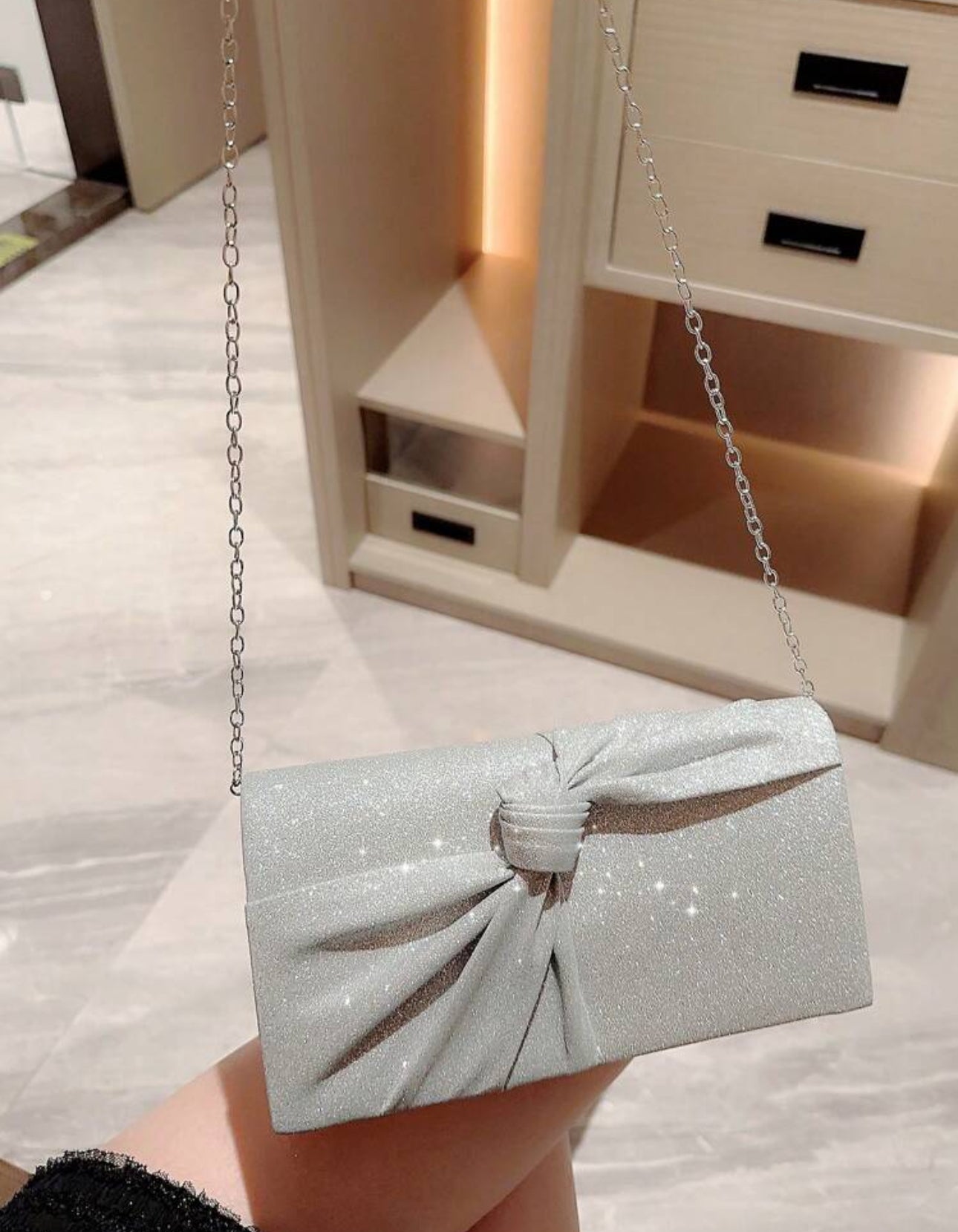 Cartera para fiesta con lazo brillante