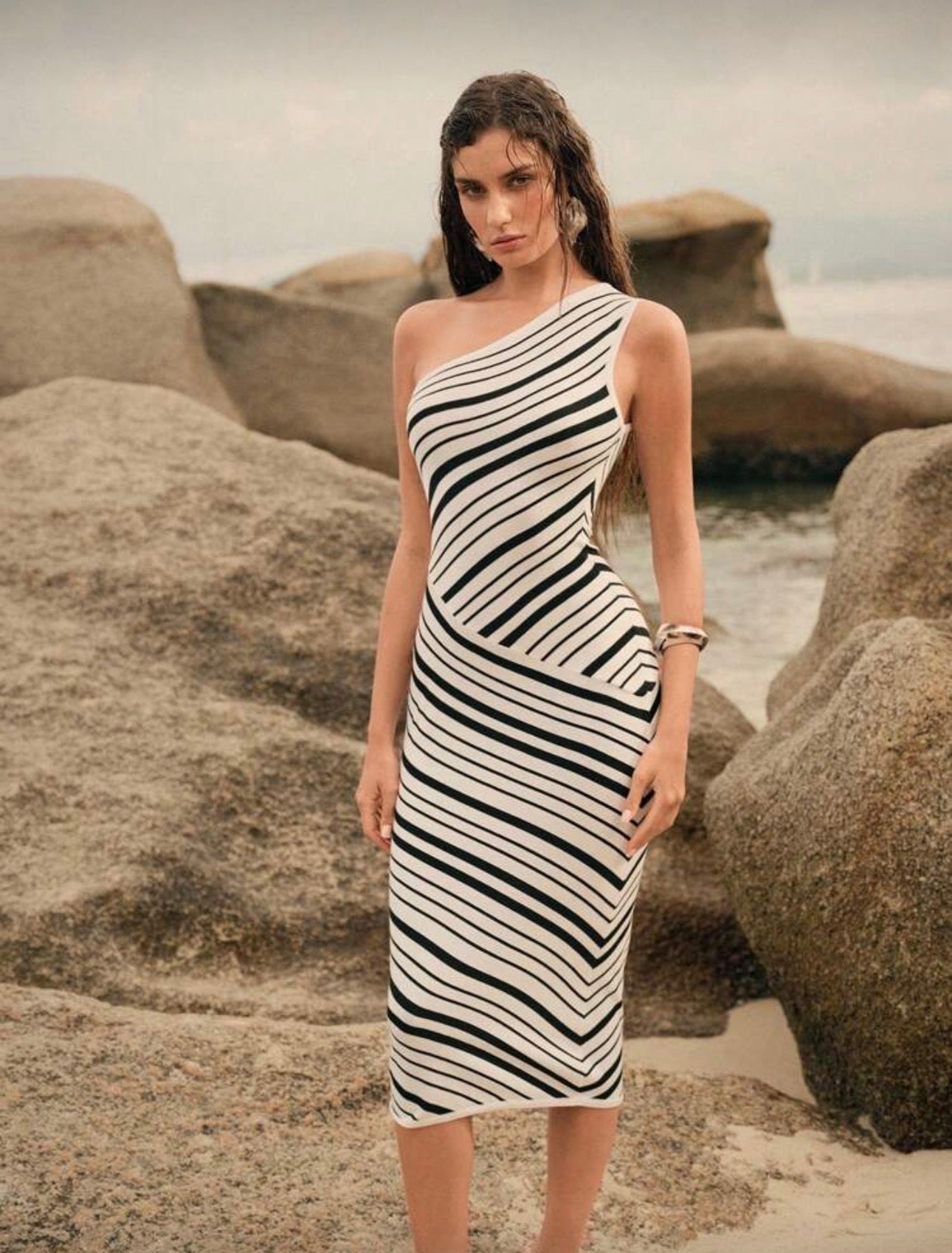 Vestido elegante blanco y negro un solo hombro