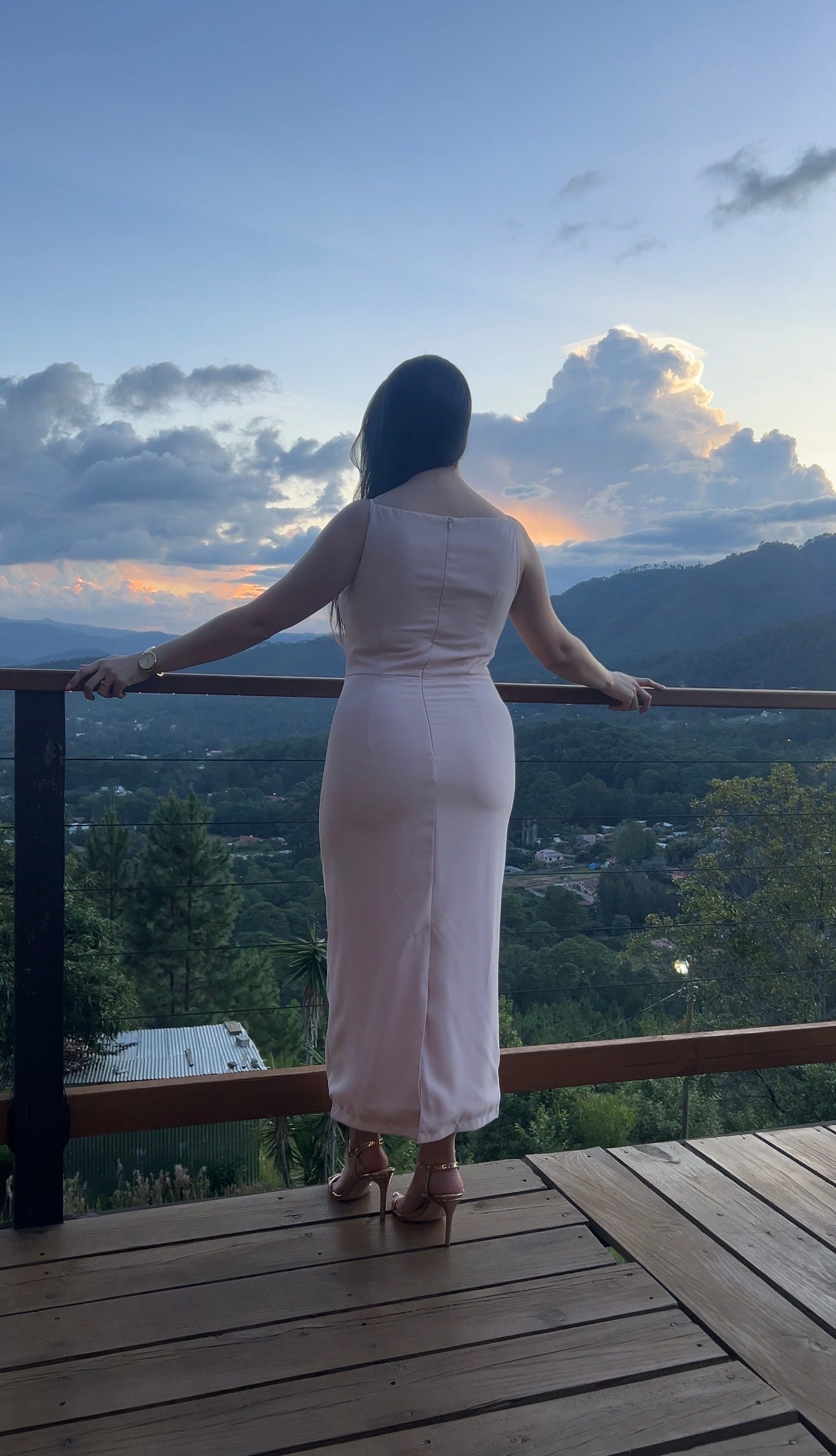 Vestido midi con bordado floral