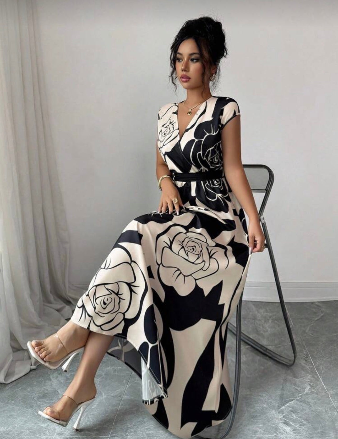 Vestido elegante beige con estampado floral negro