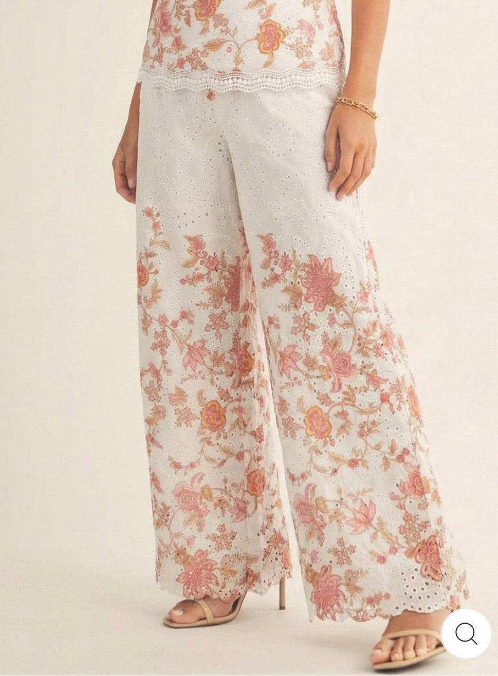 Conjunto blanco floral dos piezas camisa y pantalón