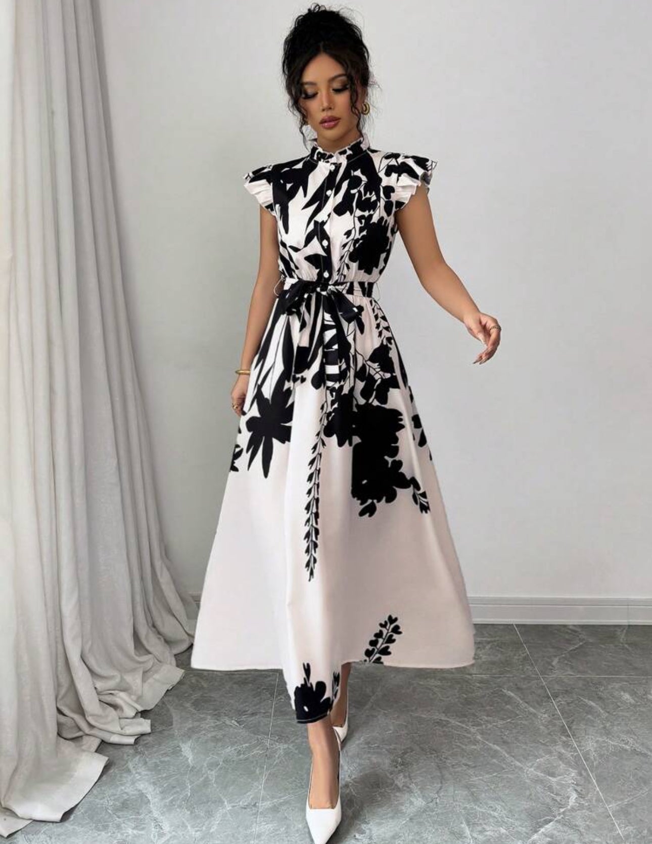 Vestido beige largo y elegante con estampado floral color negro