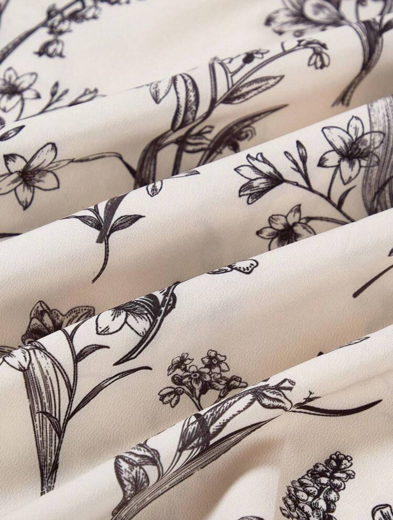 Vestido beige con estampado floral negro