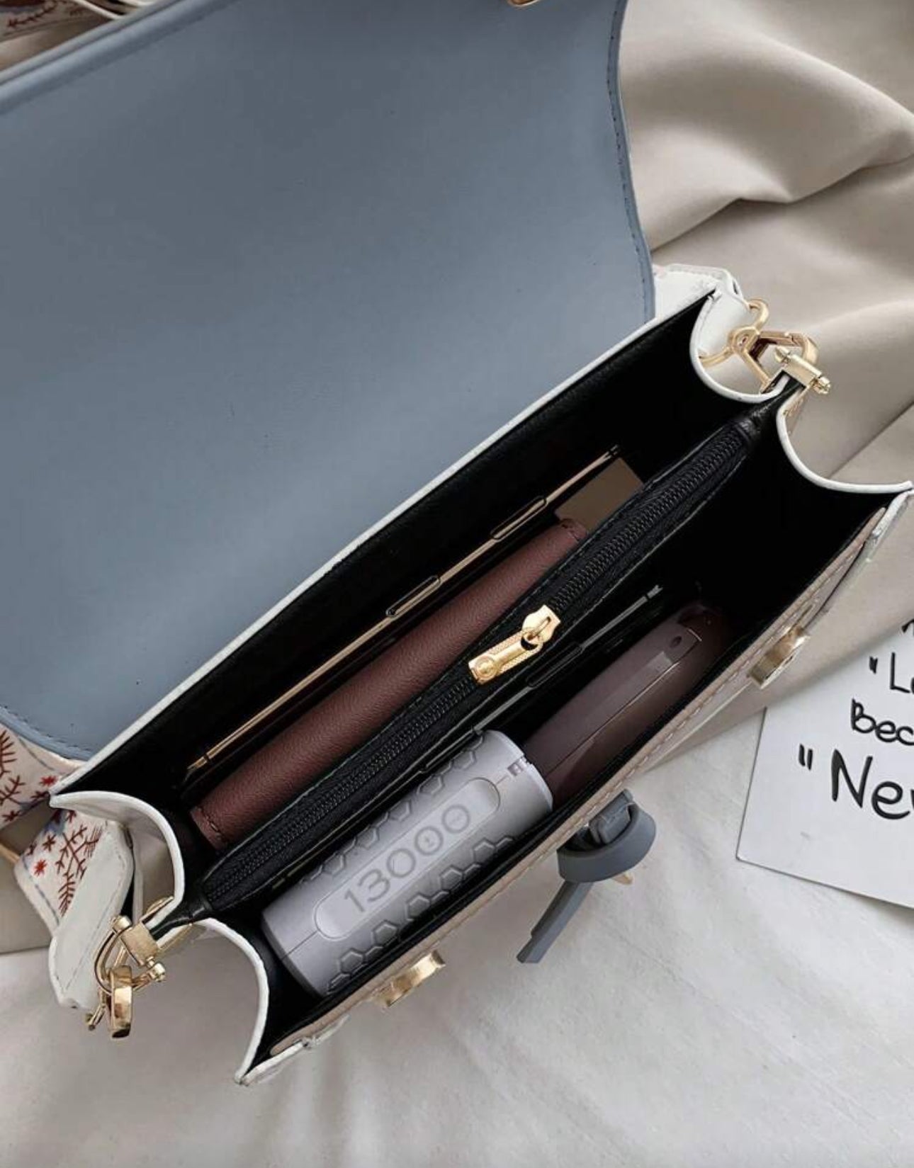 Cartera azul, blanca y café