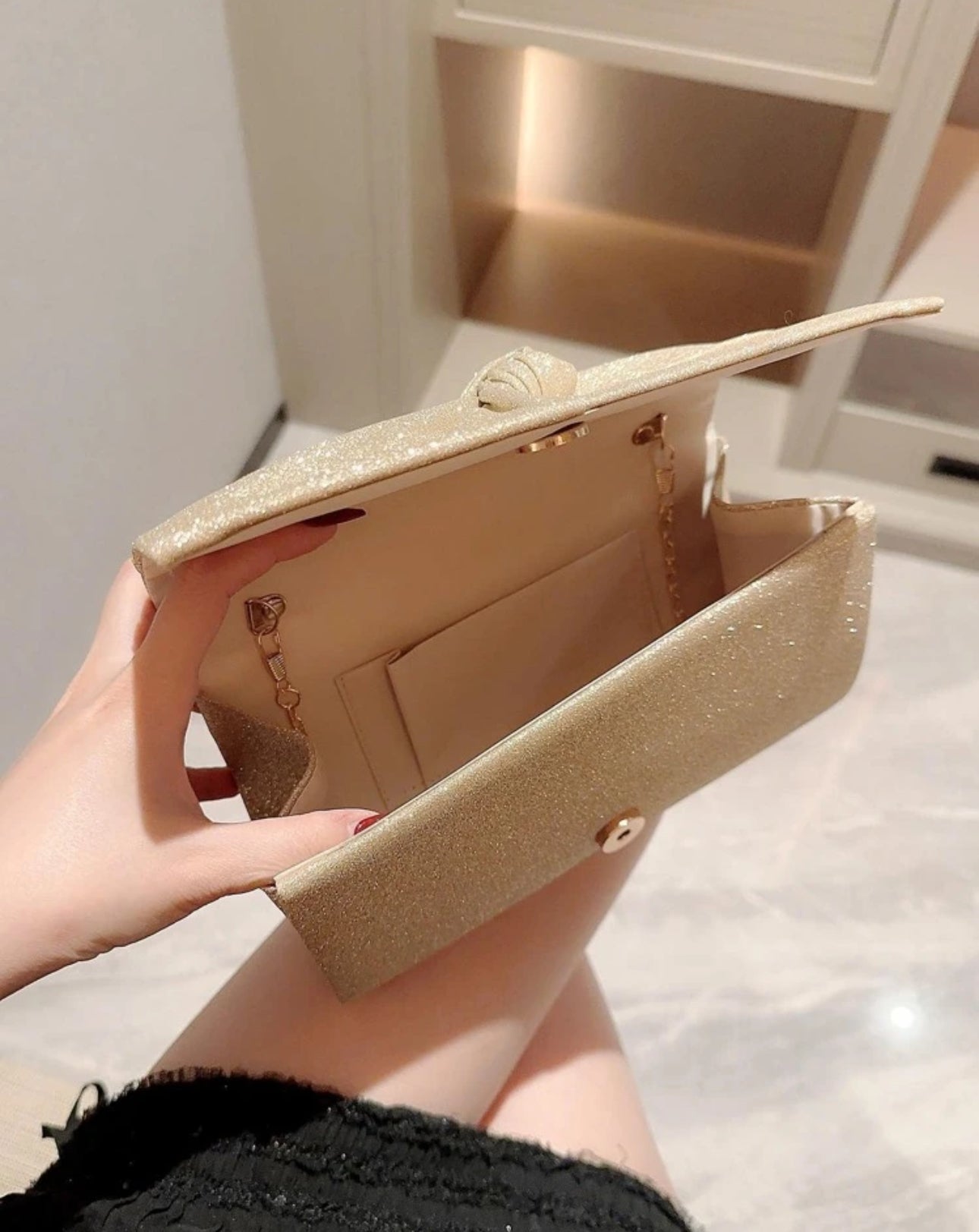Cartera para fiesta con lazo brillante