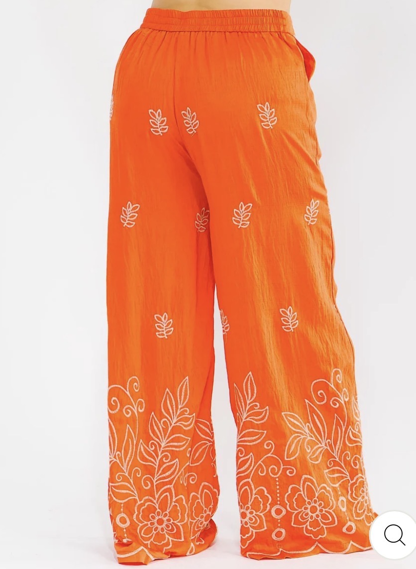 Pantalón anaranjado palazzo plus size de pierna ancha con cintura elástica, bolsillos frontales y bordado floral.