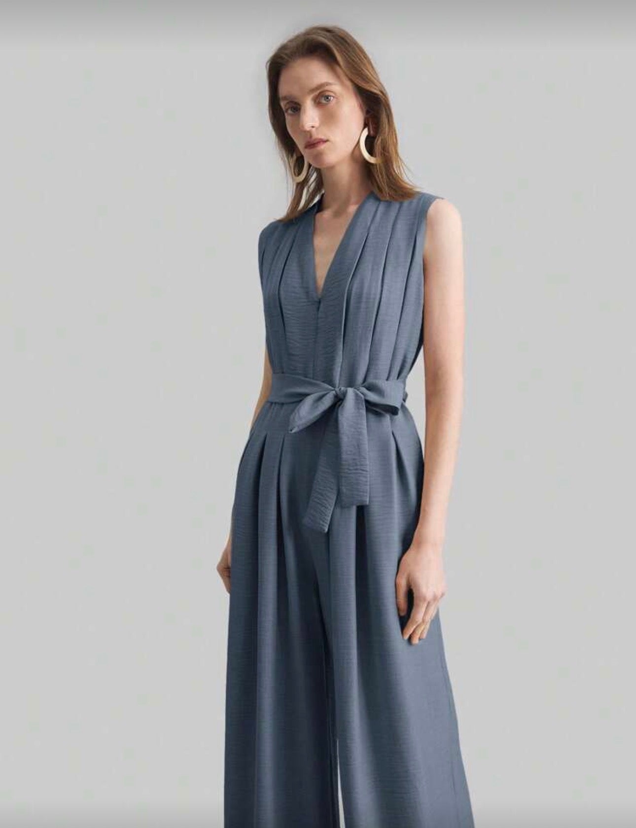 Jumpsuit azul de pierna ancha y cuello en V