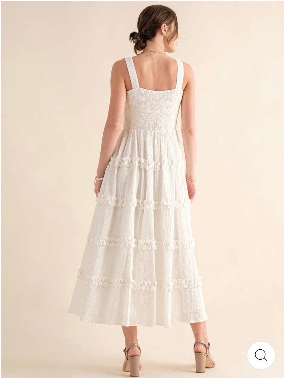 Vestido blanco maxi sin mangas con escote cuadrado, cintura smock y falda en capas con volantes