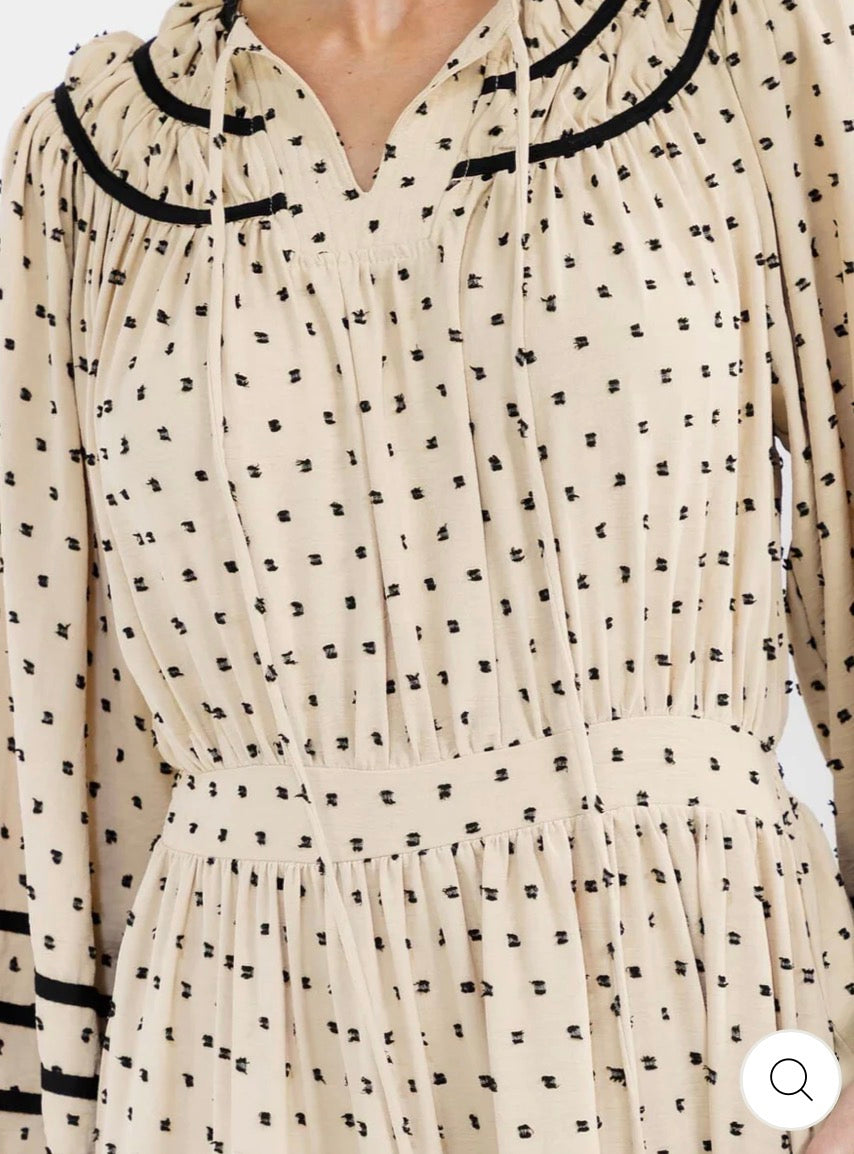 Vestido largo beige para mujer de manga larga con botones al frente, bolsillos frontales y textura swiss dots.