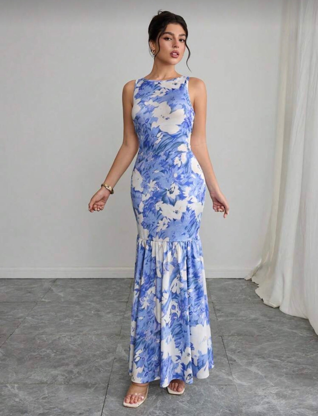 Vestido azul y blanco floral ajustado con volantes