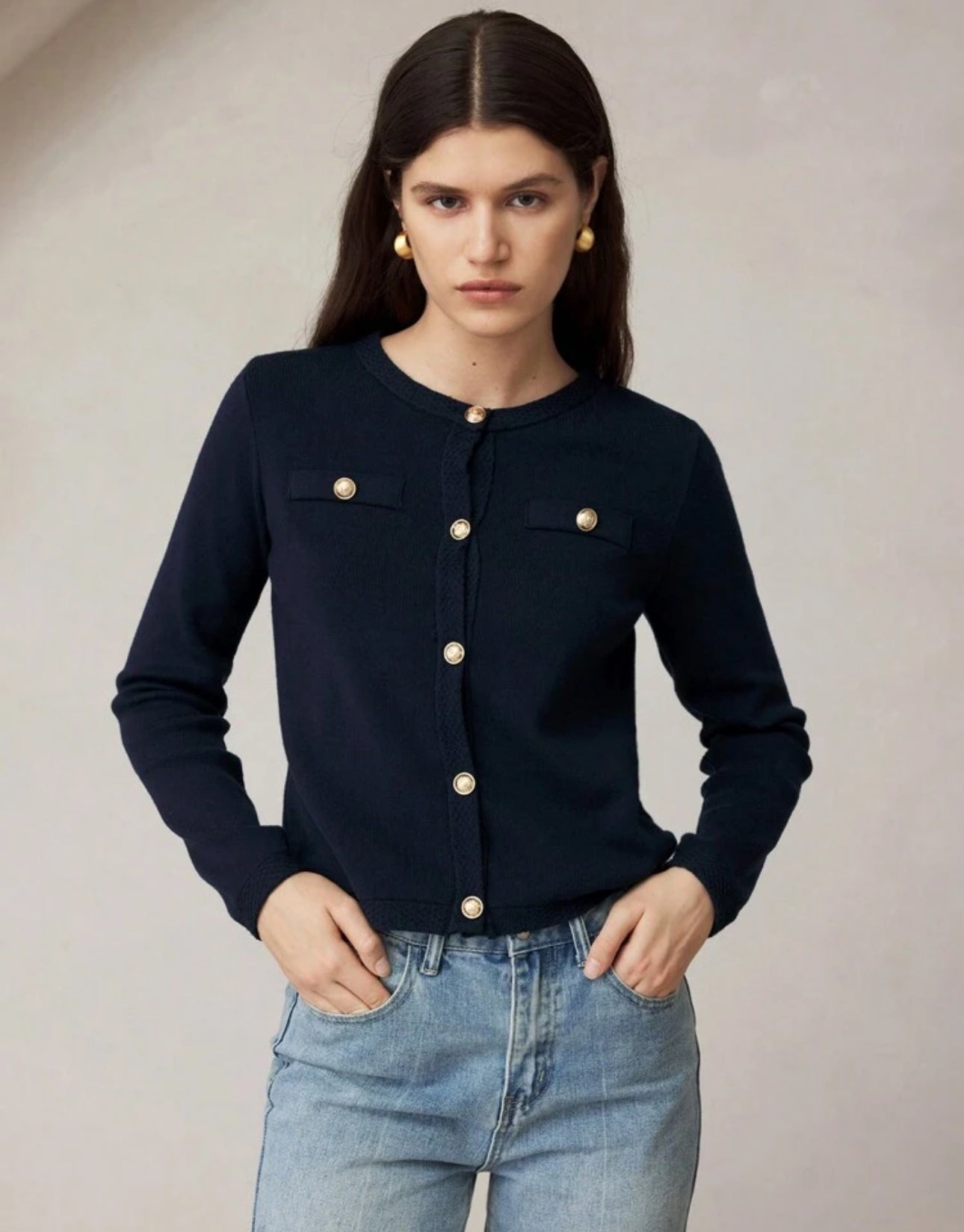 Sueter azul con botones dorados