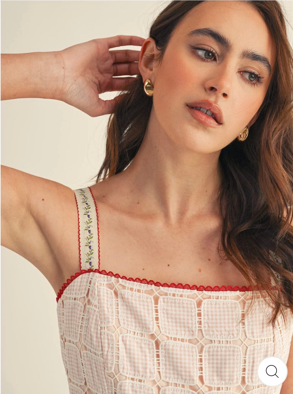 Vestido rosado maxi de cuello cuadrado con detalles tejidos tipo crochet