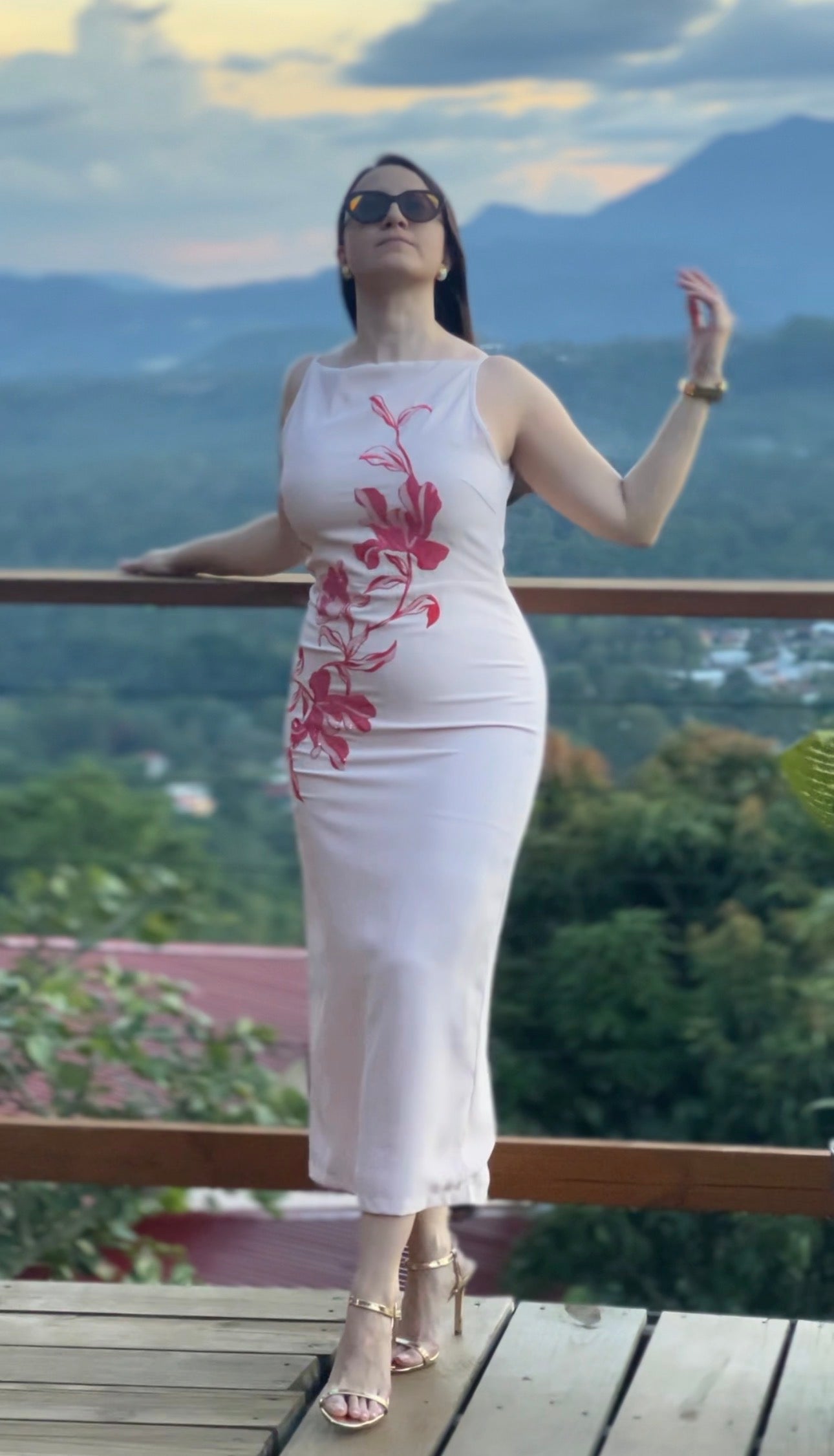 Vestido midi con bordado floral