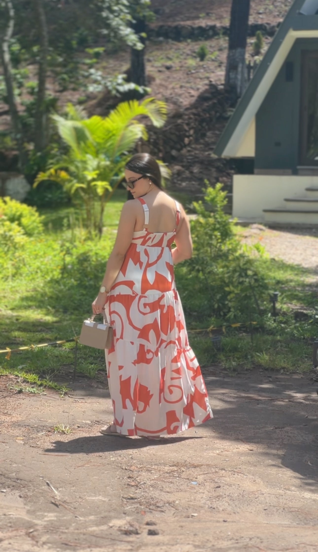 Vestido largo blanco con estampado anaranjado