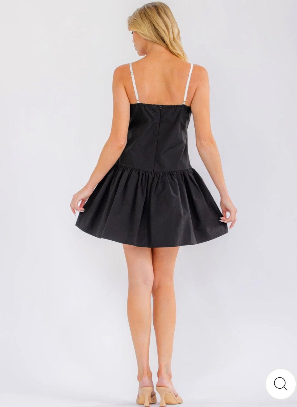 Vestido negro corto tirantes blancos