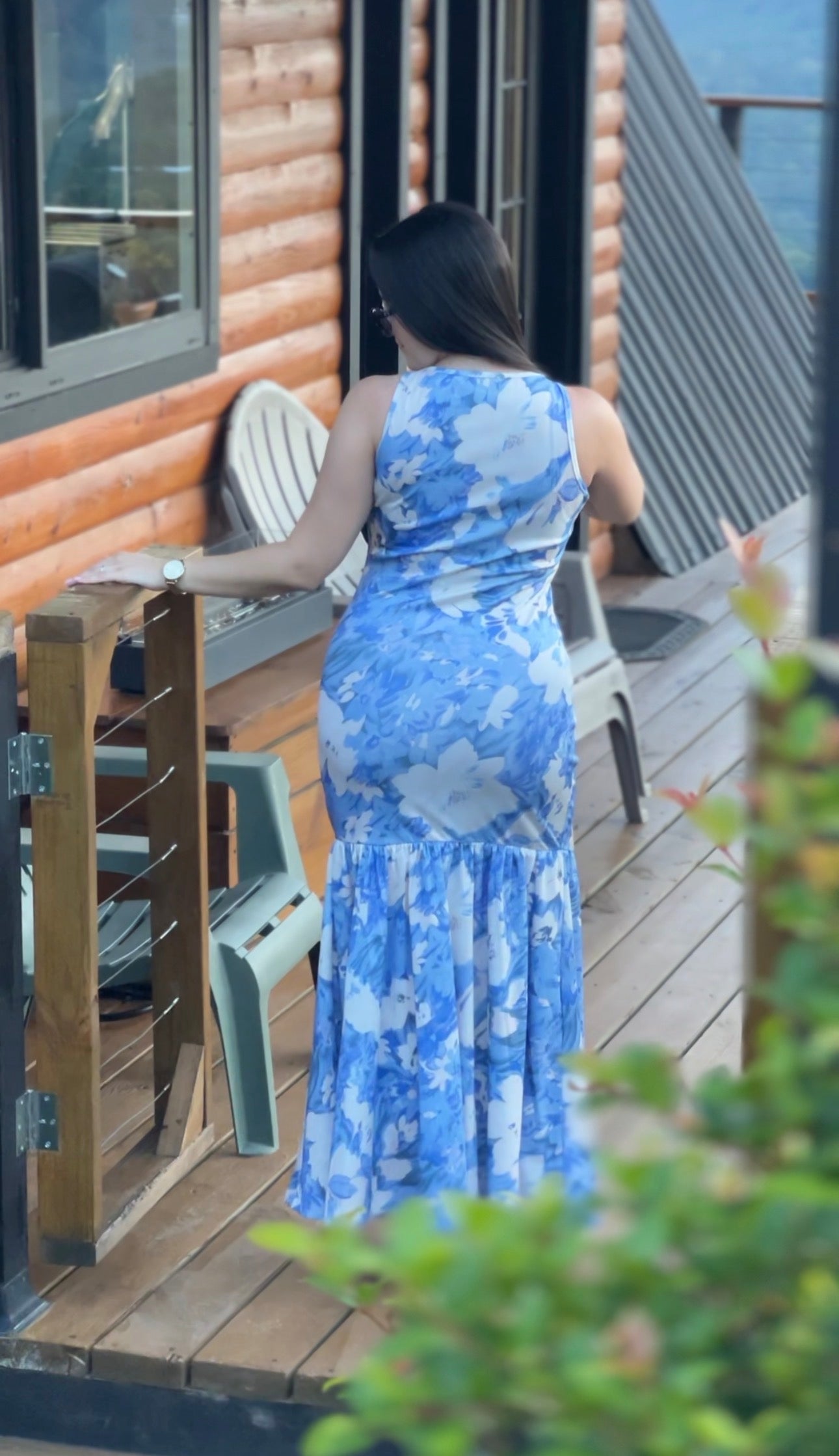 Vestido azul y blanco floral ajustado con volantes