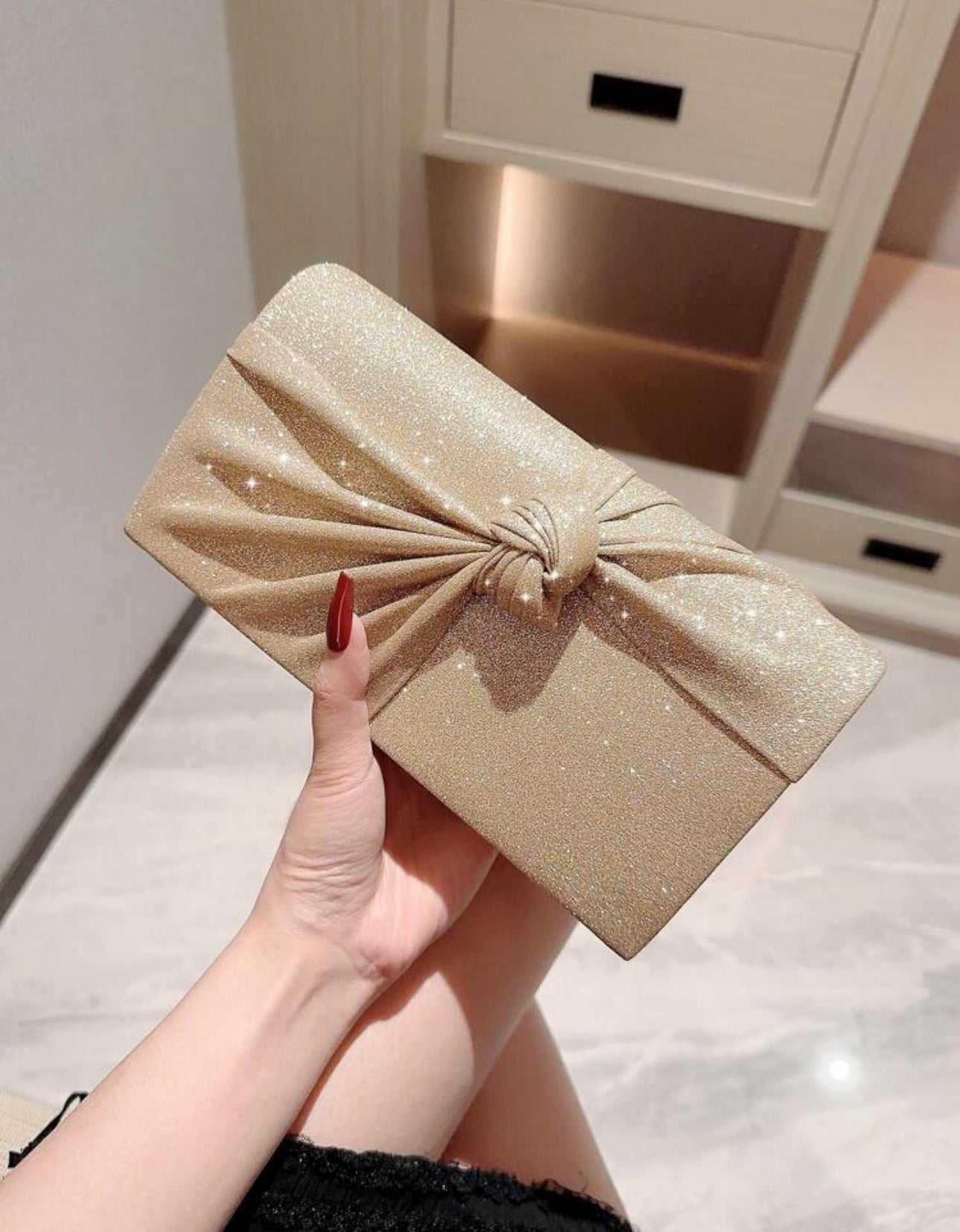 Cartera para fiesta con lazo brillante