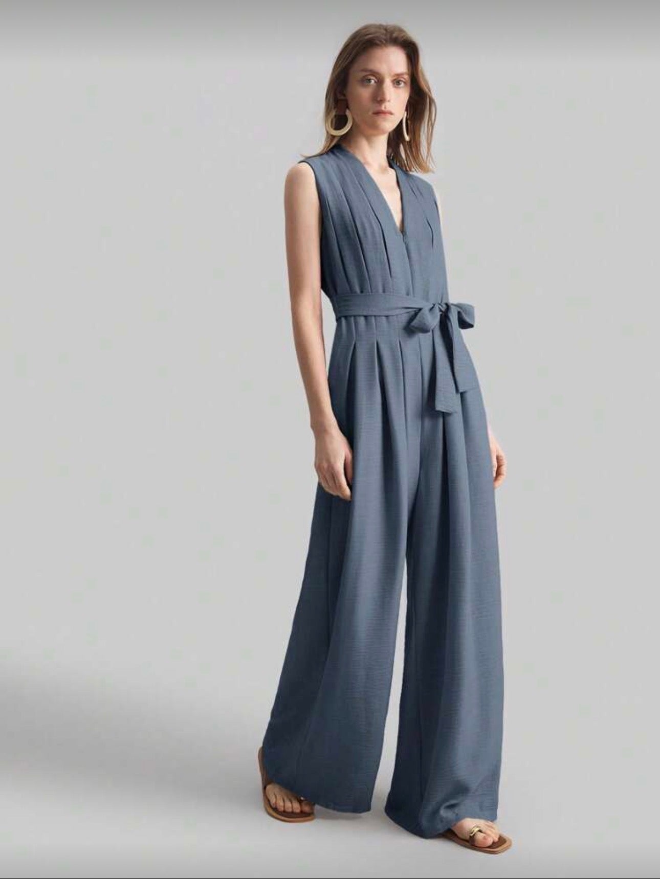 Jumpsuit azul de pierna ancha y cuello en V