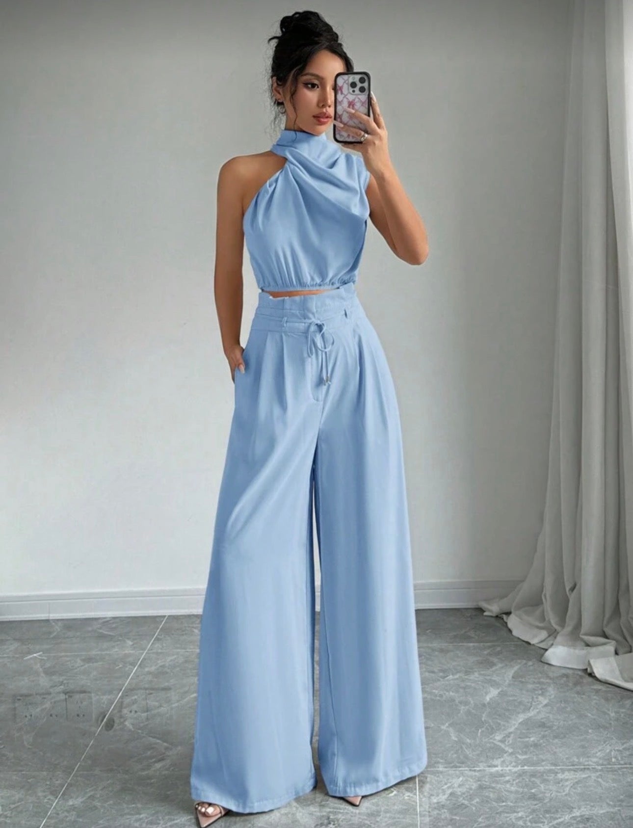Conjunto azul claro de dos piezas de cuello alto y pantalón