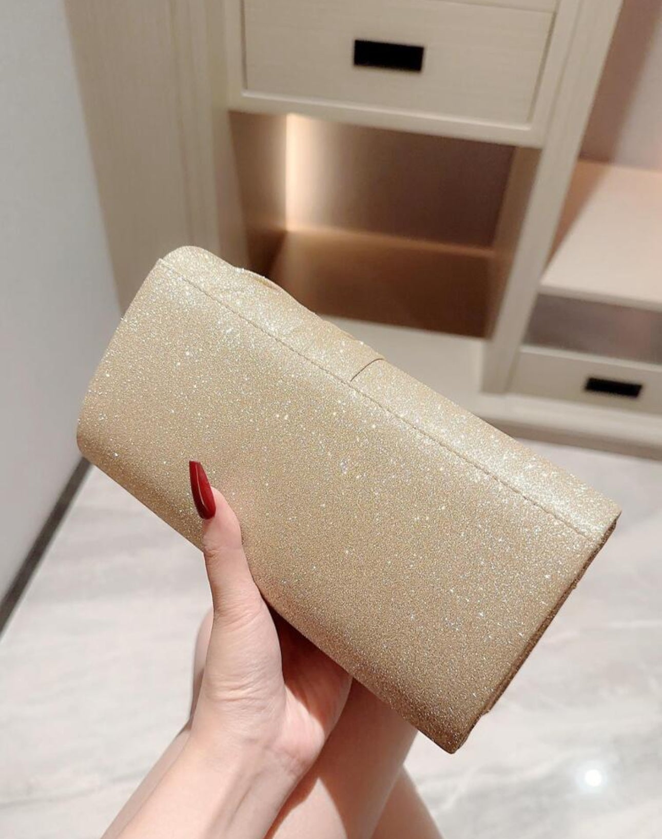 Cartera para fiesta con lazo brillante