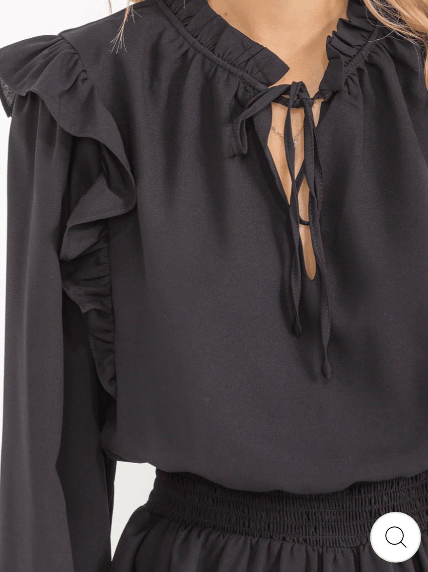 Vestido negro corto para mujer de manga larga con cintura smock, volantes en capas y silueta fit & flare.