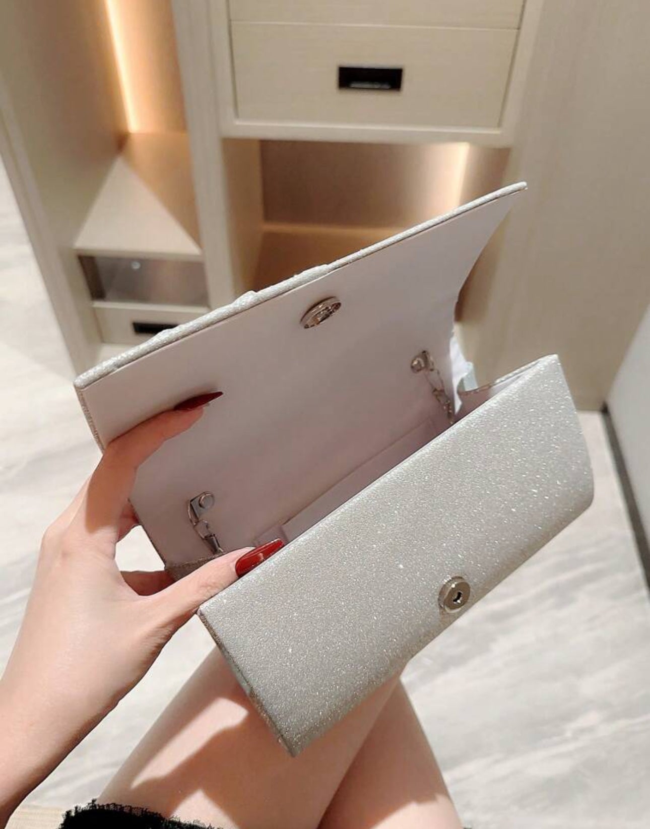 Cartera para fiesta con lazo brillante
