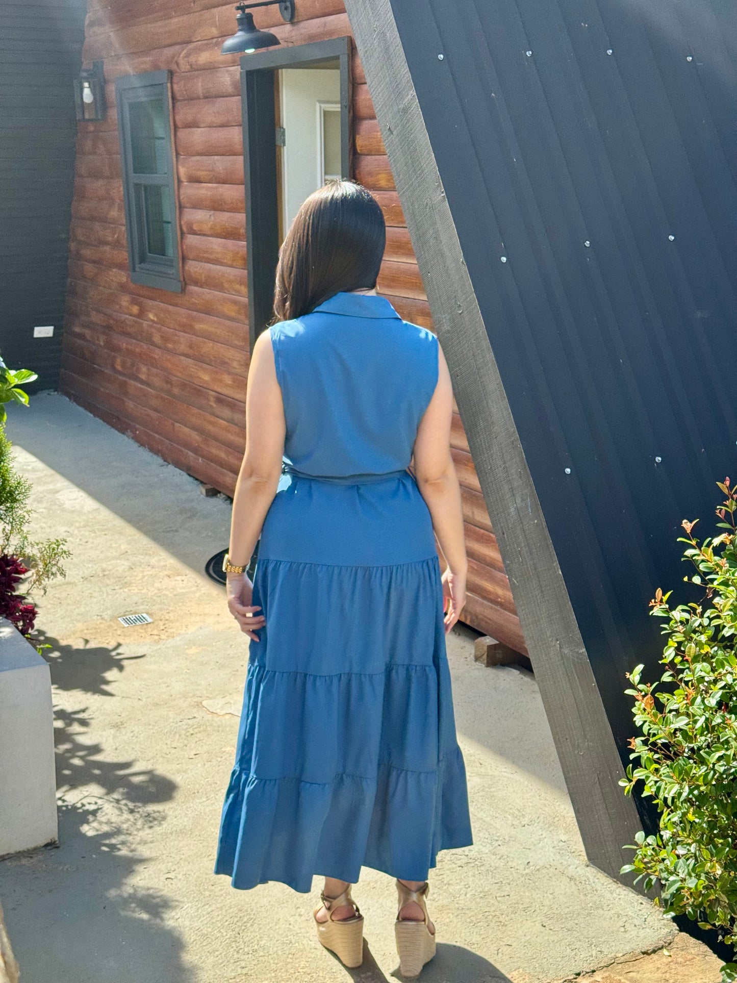 Vestido azul con botones delanteros y cinturón