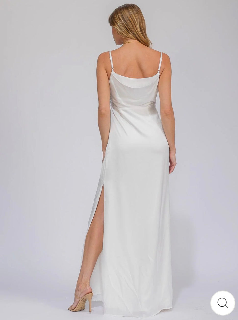 Vestido blanco elegante de tirantes