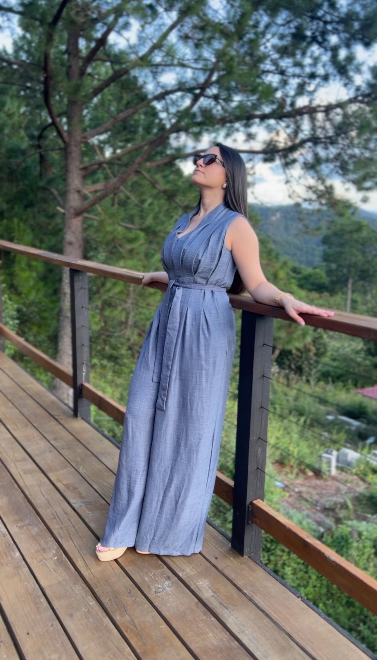 Jumpsuit azul de pierna ancha y cuello en V