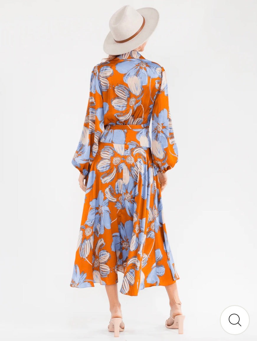 Vestido maxi anaranjado y azul para mujer de manga larga con estampado floral, diseño tipo wrap (cruzado) y lazo ajustable.