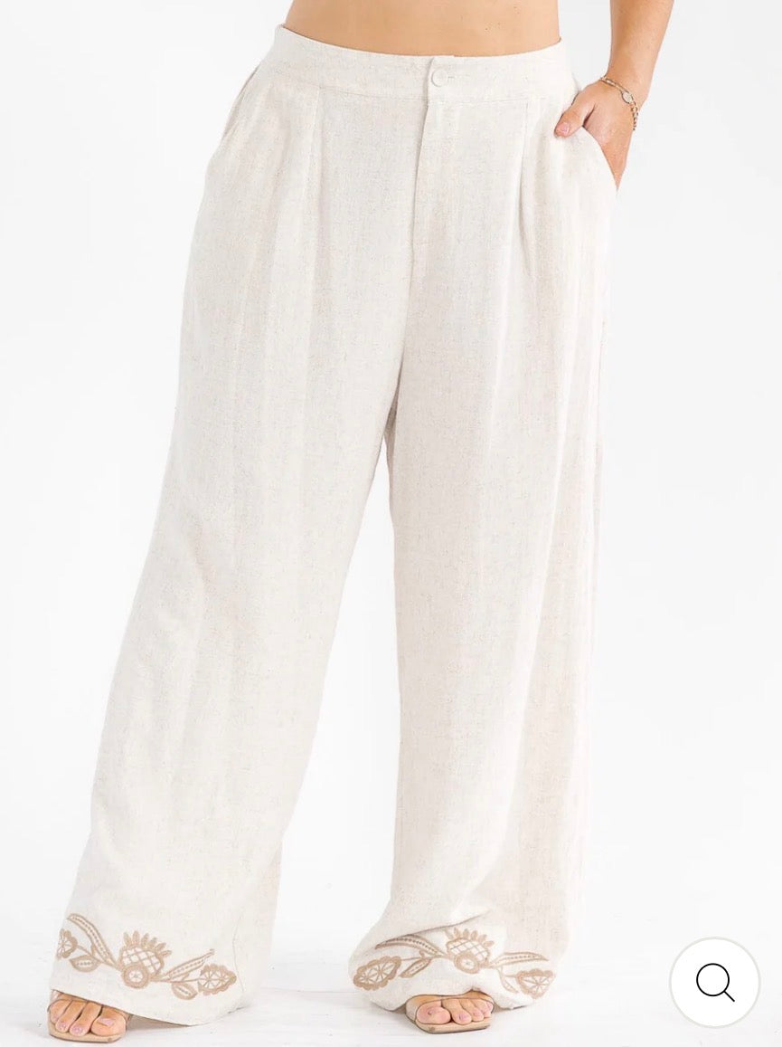 Conjunto beige plus size de 2 piezas de lino con bordado: blusa de manga corta y pantalón con cintura elástica.